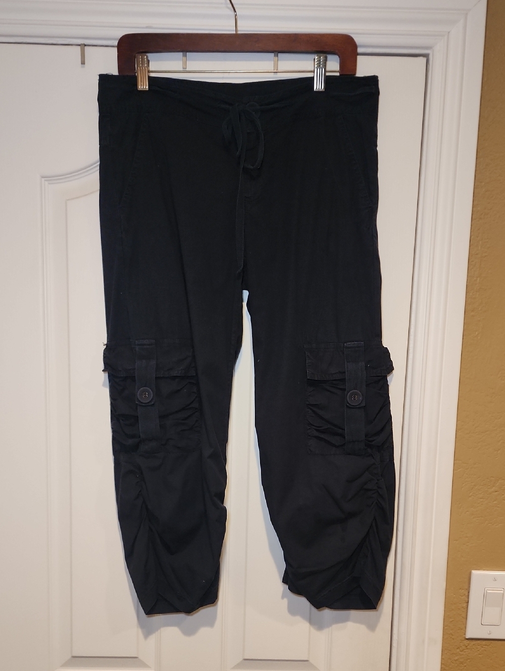 Wearables Black Cargo Drawstring Capri Pants, Sz. S
